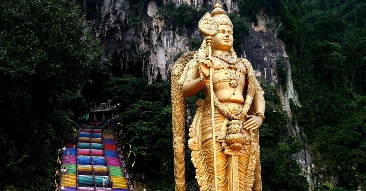 □【2026マレーシア観光年】まるで異世界！黄金の神像と洞窟寺院を巡る