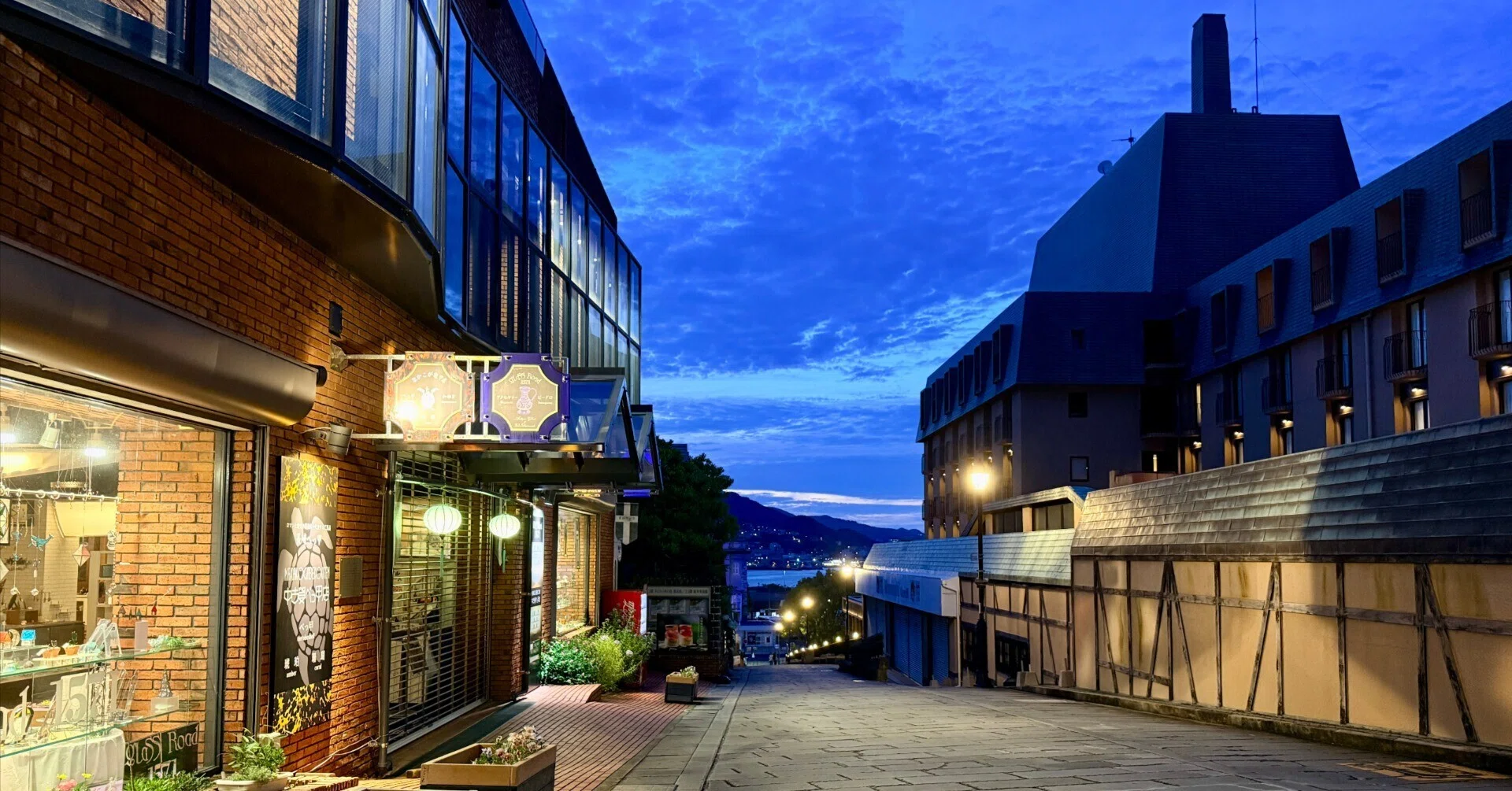 夕暮れから夜に変わる魔法の時間。長崎・南山手の坂道で情緒あふれる