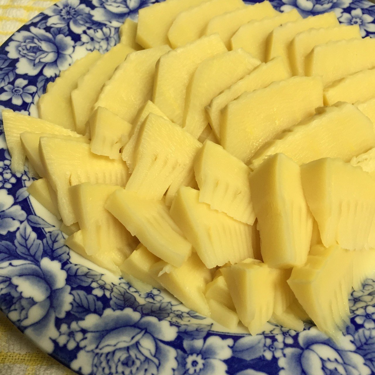 採れたての筍をお刺身で頂きます 画像いじってません とても黄色い筍を感じて下さい 主人が近くの知り合いの竹林で採ってきてくれました 勿論 許可は取っています 筍 たけ あおにーな Note