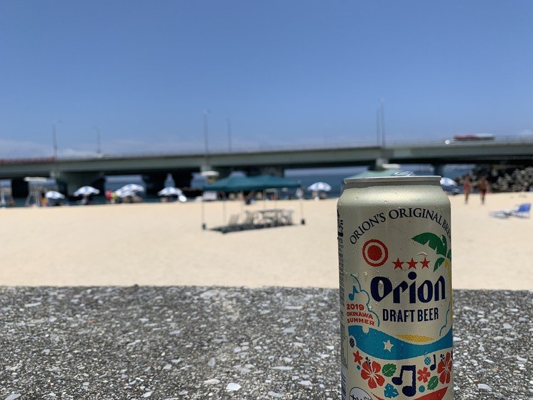沖縄に遊びに行ったときのビーチにて。空港ほど近くにこんなとこあるってすごいよねぇ。オリオン飲みながらまったりできたあの夏はしばらくお預けなのかな。一刻も早く日常よ戻れ！