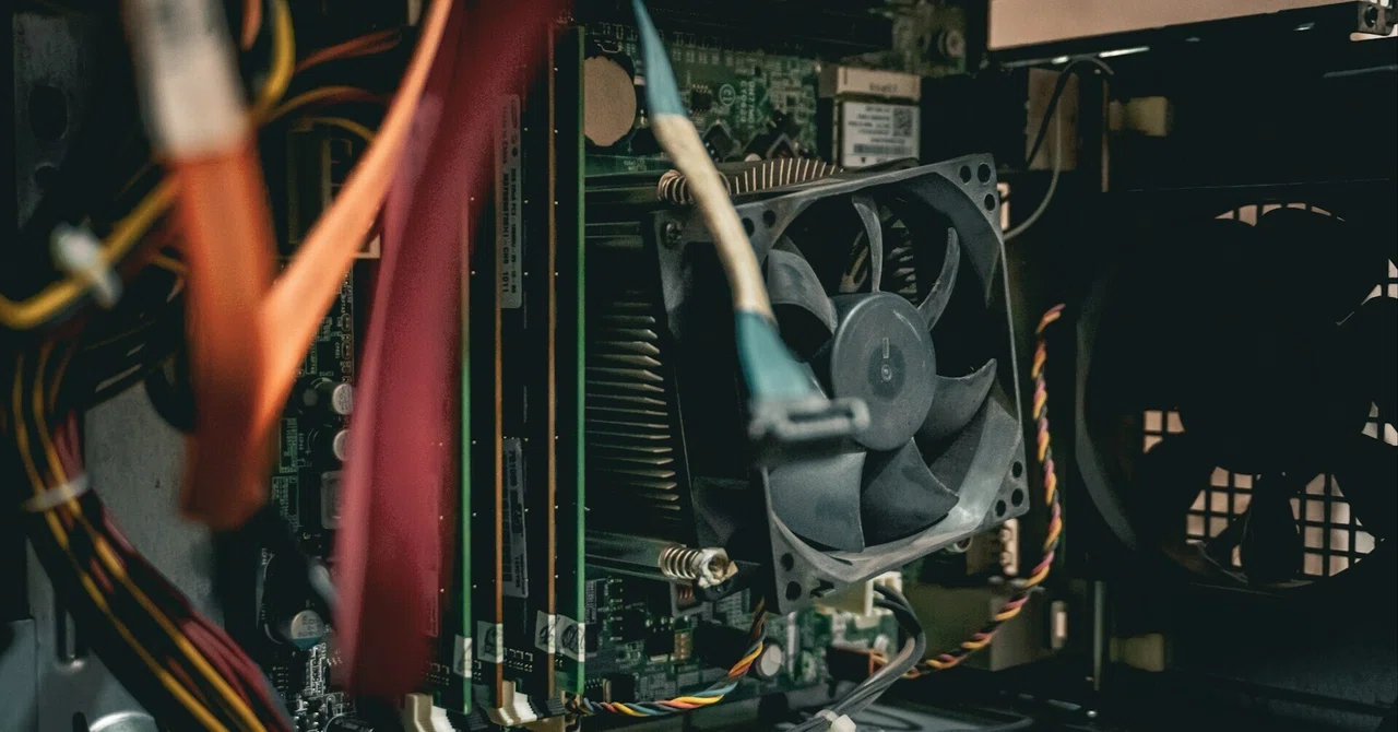 왜 '128bit PC'는 나오지 않는가? — AI 시대에 일어나고 있는, 조립 PC와 Mac의 흥미로운 역전 현상｜Redbickey