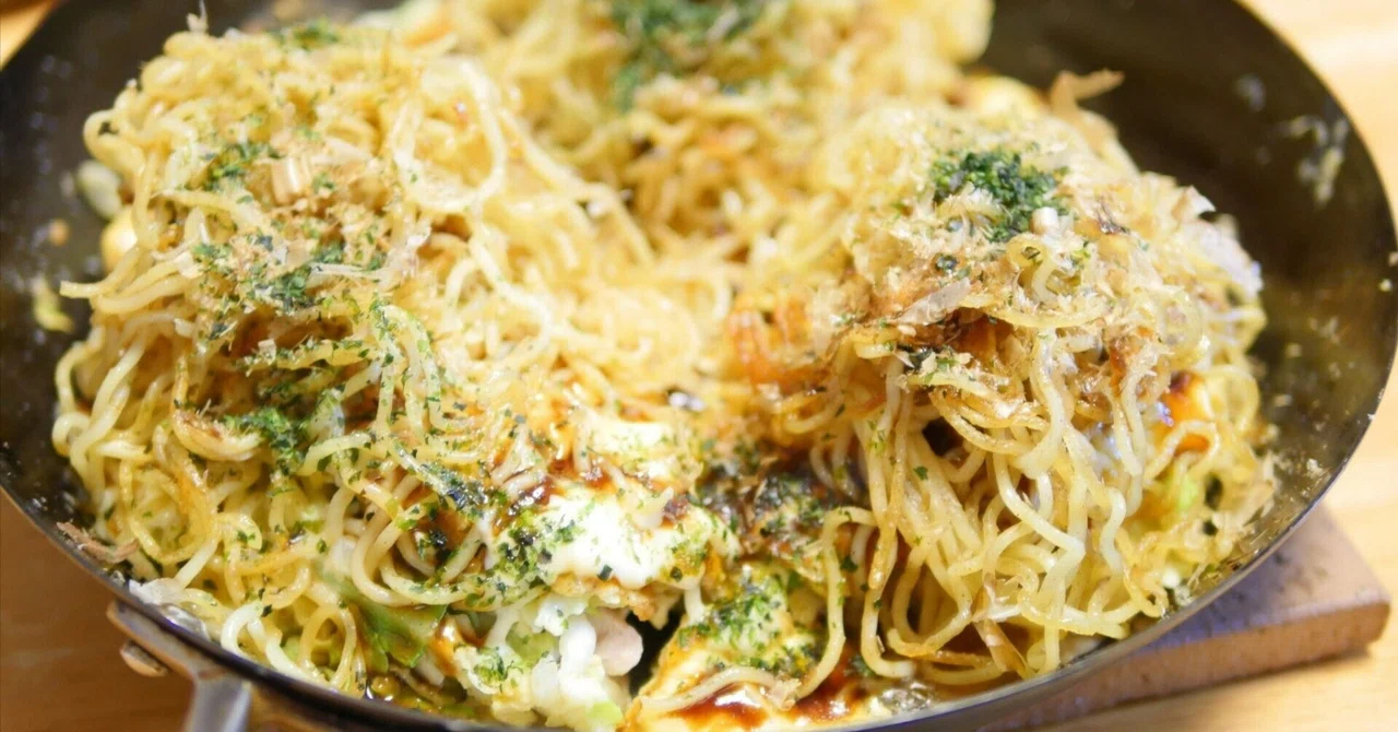 迫力の、焼きそばのせ お好み焼き。レシピは後ほど。