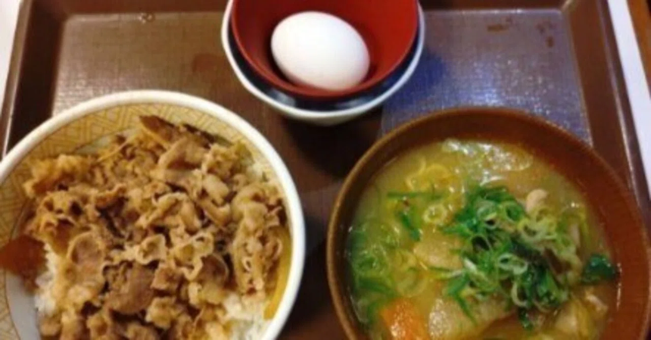 すき家の牛丼並と卵、豚汁ラーメンセット｜そこらへんのおっさん