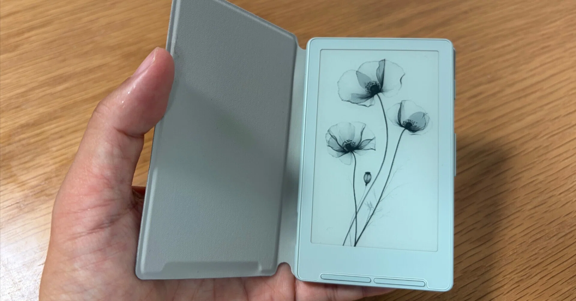Xteink X4レビュー、あるいは小さなガジェットだけができること｜小関悠