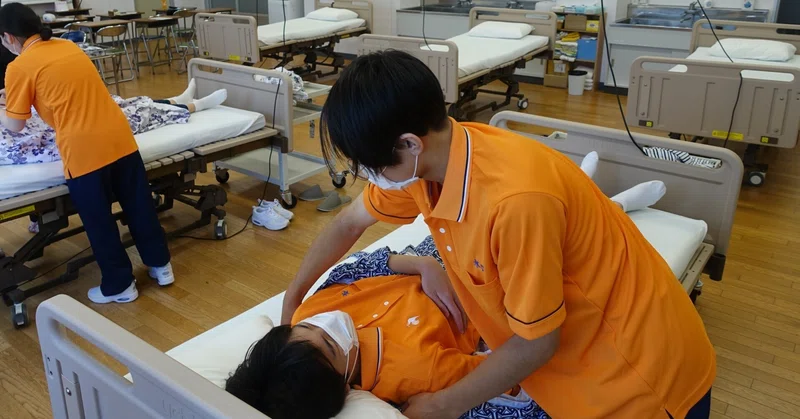 福祉系列２年生　実習の授業を頑張っています④
