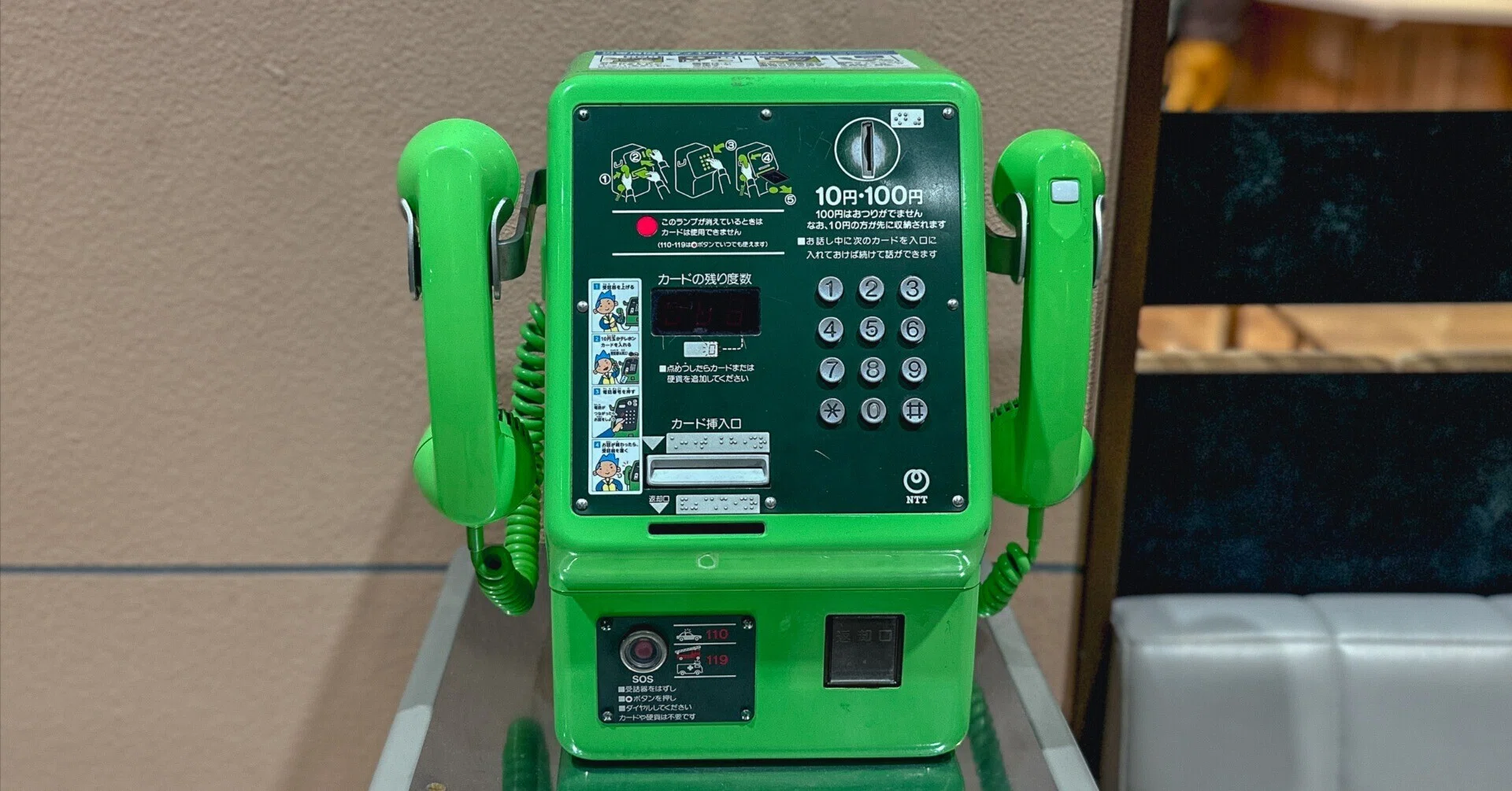 日本に9台しかない、受話器が2つある公衆電話を8年かけて全部見てき