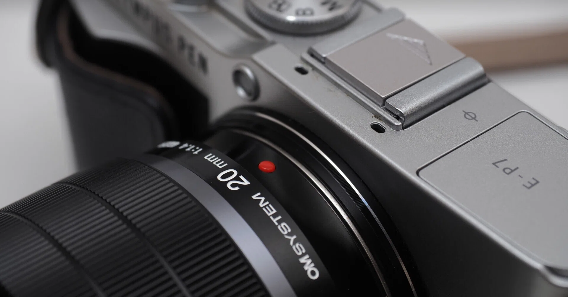 レンズレビュー】換算40mmの魔法。OM SYSTEM 20mm F1.4 PROが私の日常