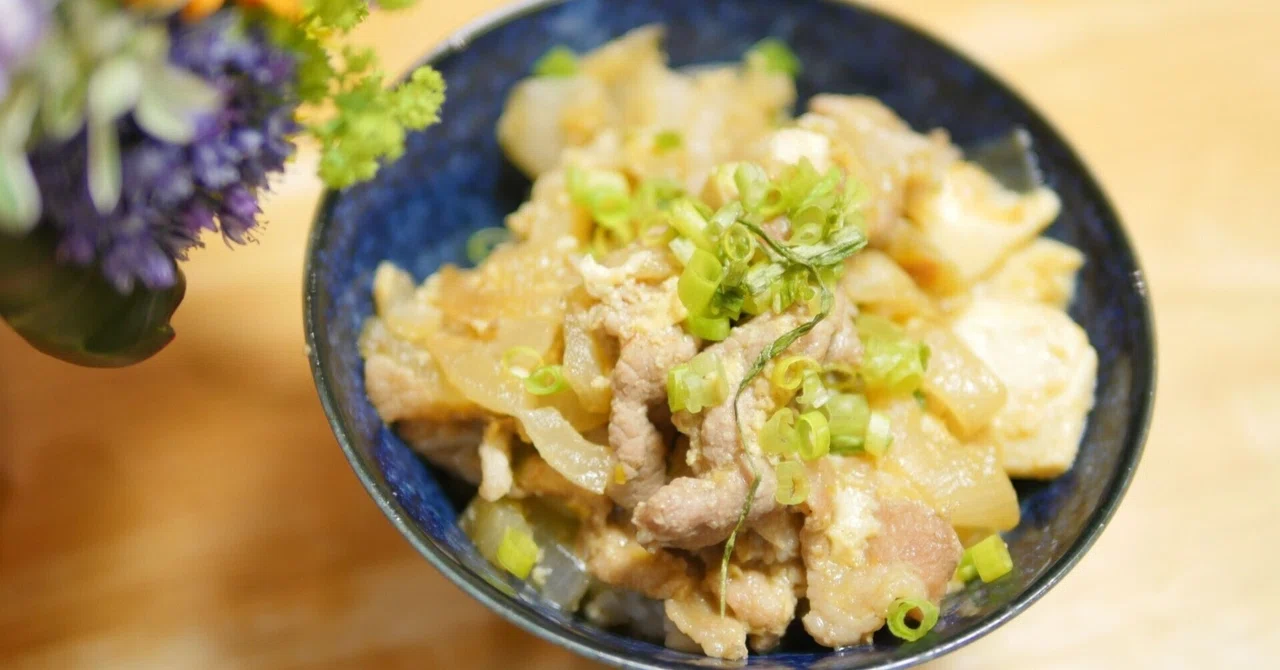 豚で作るから、親子じゃなく他人丼。じゃぁ豆腐も入れたら何丼？