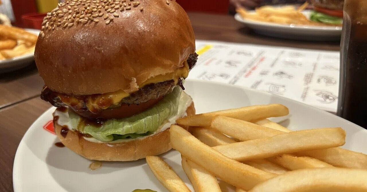 御茶ノ水「BROZERS'」──出社日ランチで本格バーガーという