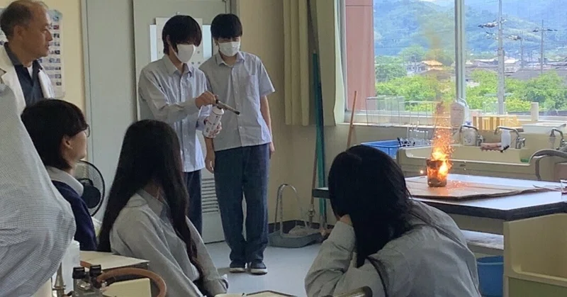 😸【貴志川高校】1000度を超える火柱！化学の視点から「鉄」を探究!