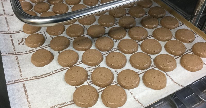 小麦粉を使わない、チョコレートが主役のクッキーを試作中！