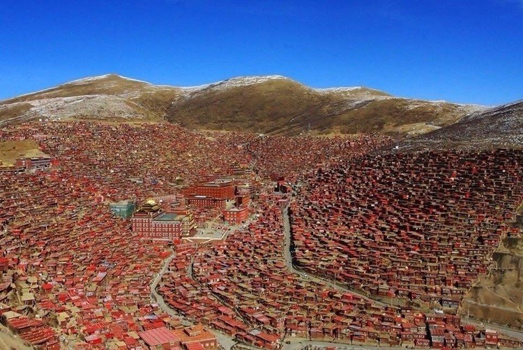 中国、四川省、色達にある僧侶の集落です。