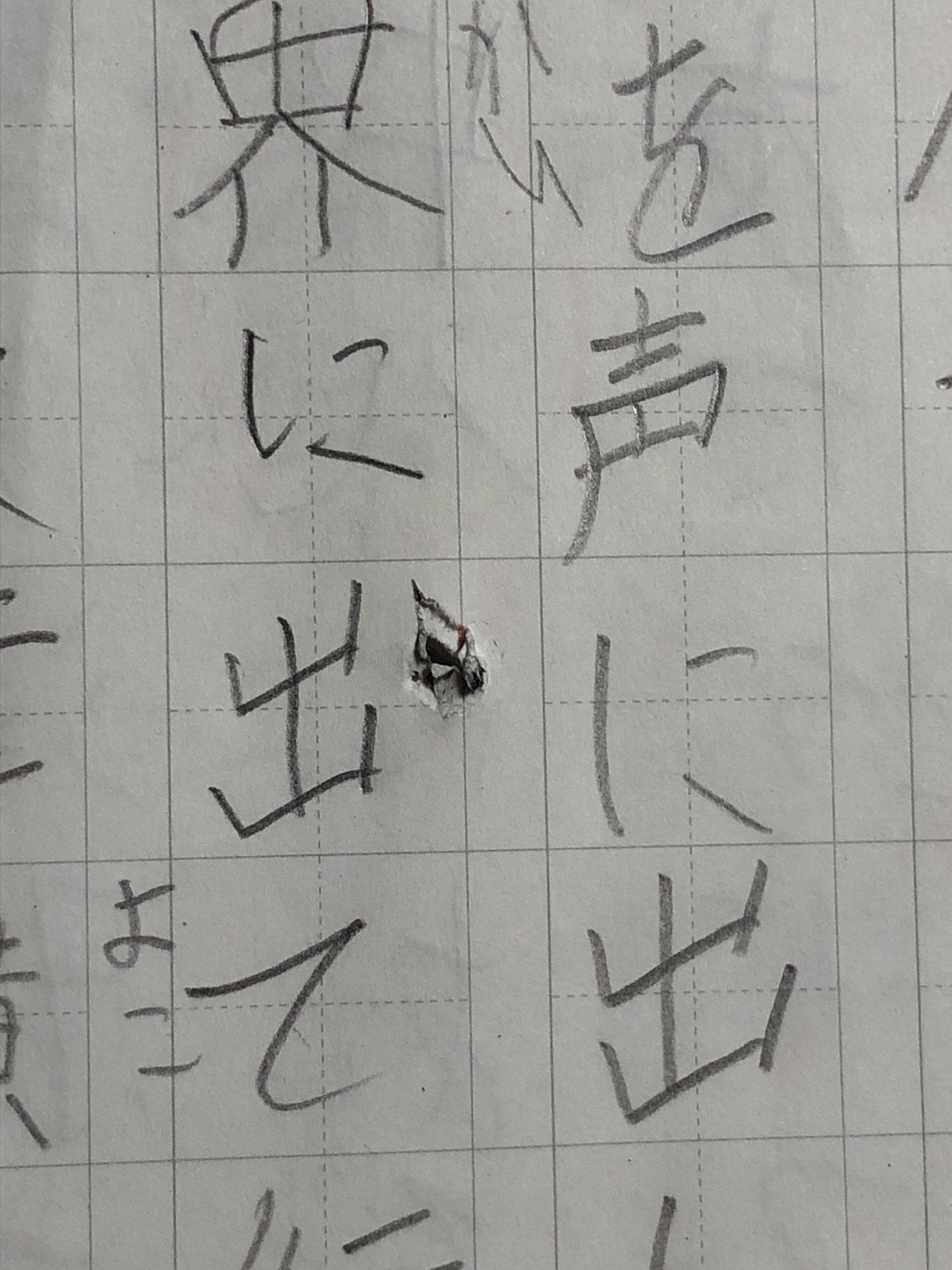 親とは 忍耐を学ばせてもらえるものだと 自分が悪いくせに漢字ノートに鉛筆を突き刺して怒りを露わに する理不尽な子供の振る舞いを見て改めて想う A H Note