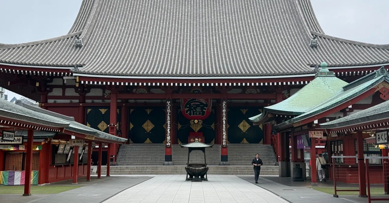 始発で向かう、早朝の浅草寺。静けさに出会うひとり旅