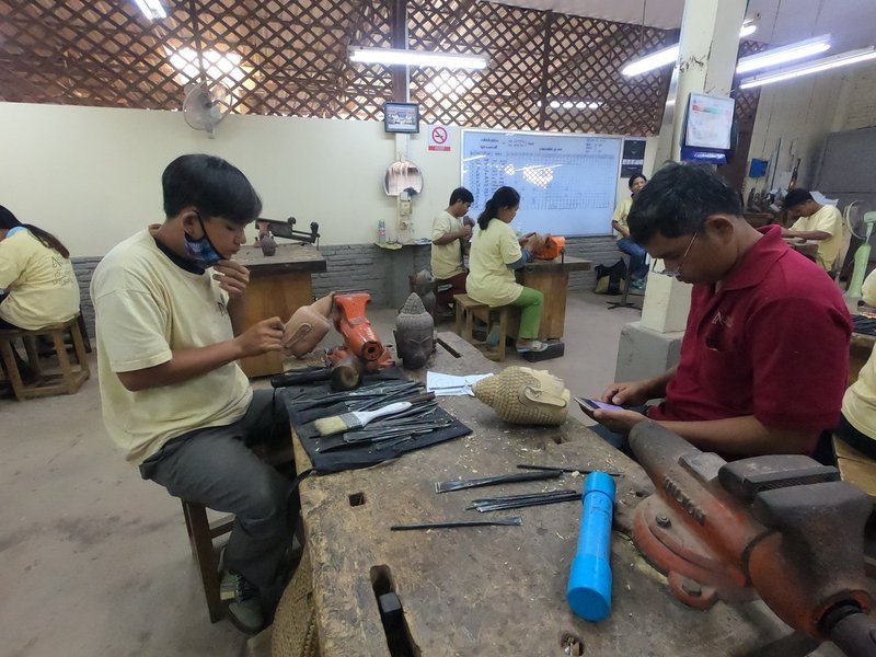 110．カンボジア木製品工房