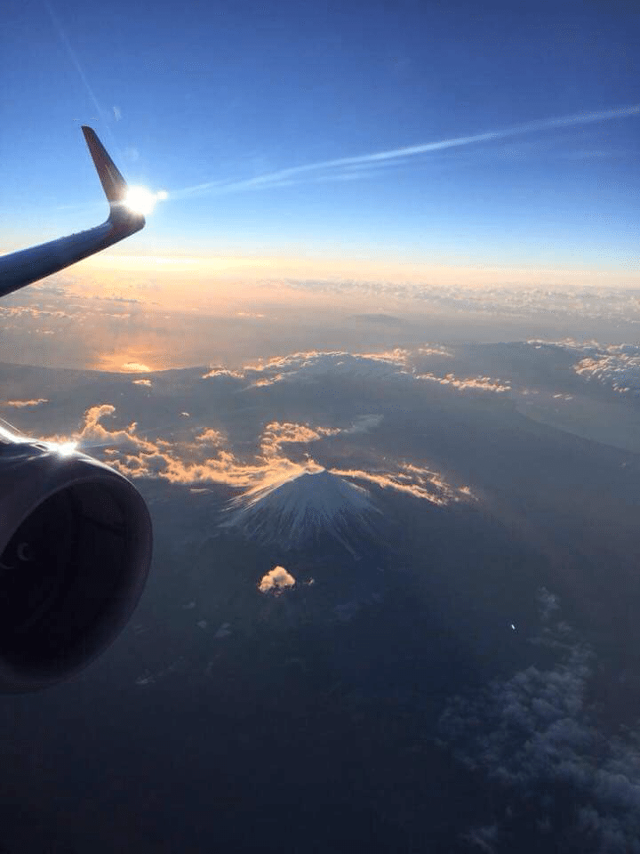 また飛行機でいろんなところにお出掛けしたいな。
＃空　#飛行機　#富士山　#大空　＃携帯　＃スキしてみて
