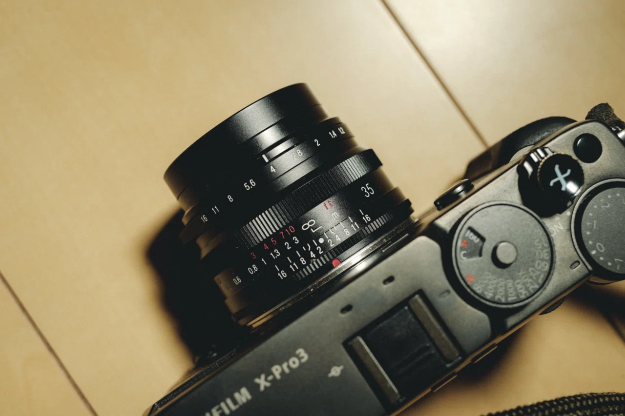 X-Pro3 DR ブラック　NOKTON 35mm F1.2 グリップセット X-Pro3の相棒。NOKTON 35mm F1.2 ｜ファインダーを覗く時間が、愛