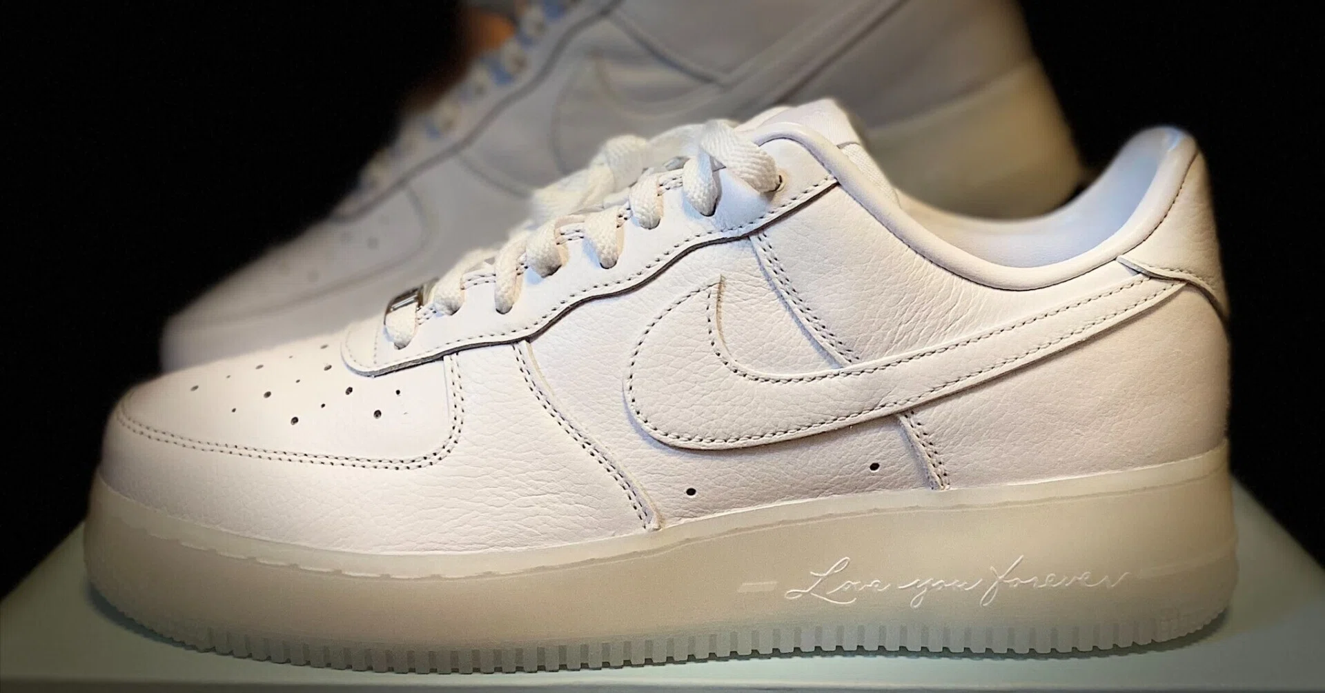 ドレイクノクタエア Nike スニーカー エアフォース1 ドレイク 違い