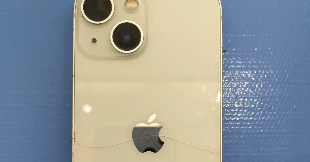 背面ガラスが割れたiPhone14。使えるから大丈夫…ではないかもしれませ 