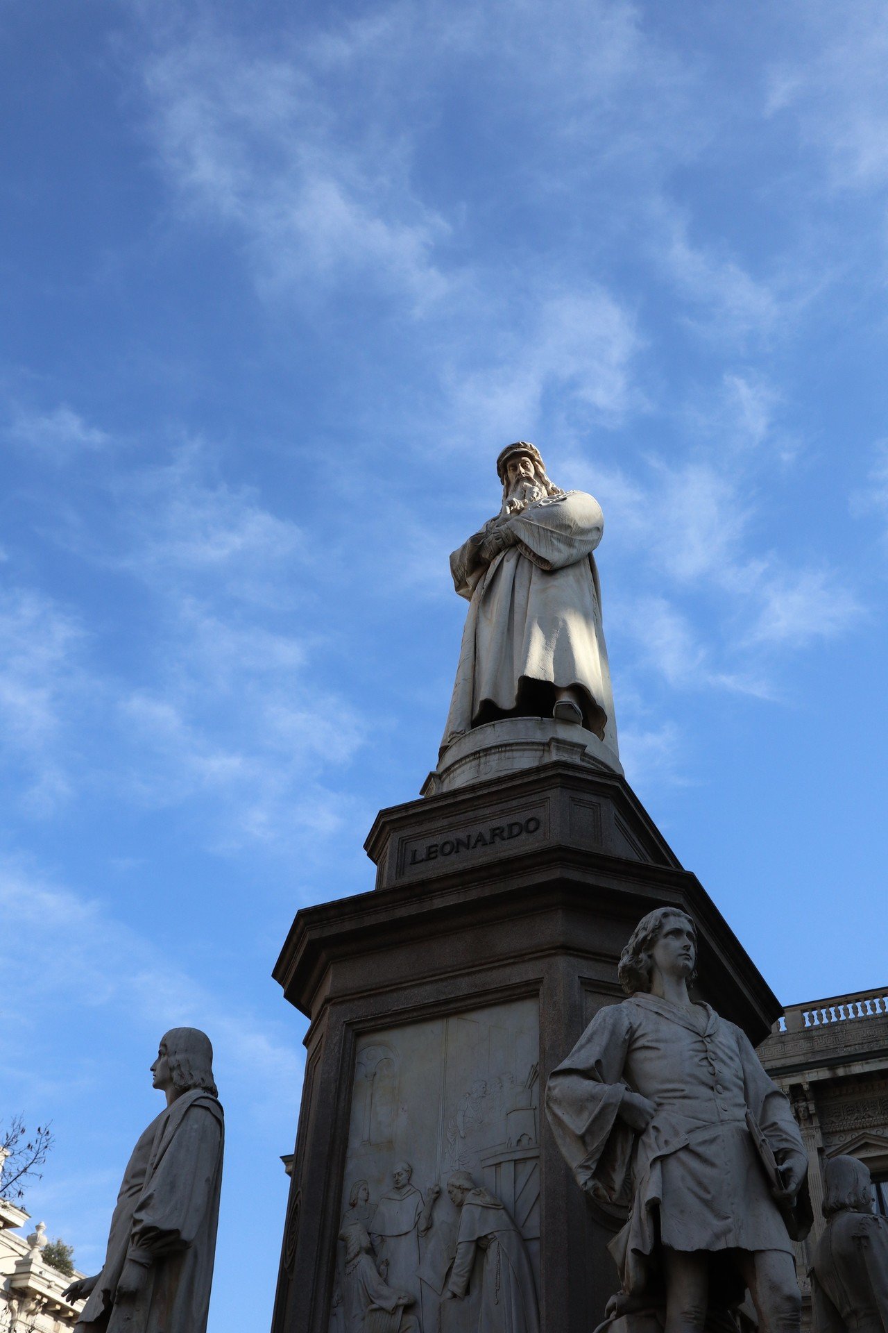 ミラノ レオナルド ダ ヴィンチ の像 Akio Note