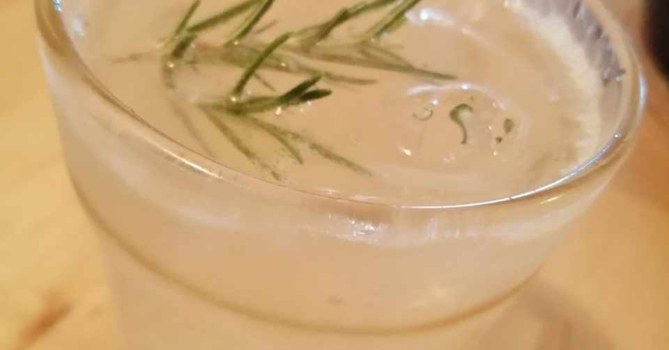 おうちでketo ごはん Vol 9 ローズマリーとレモンの炭酸水 ごはんとパンを食べない筋トレ男子yuuyaのレシピ Note