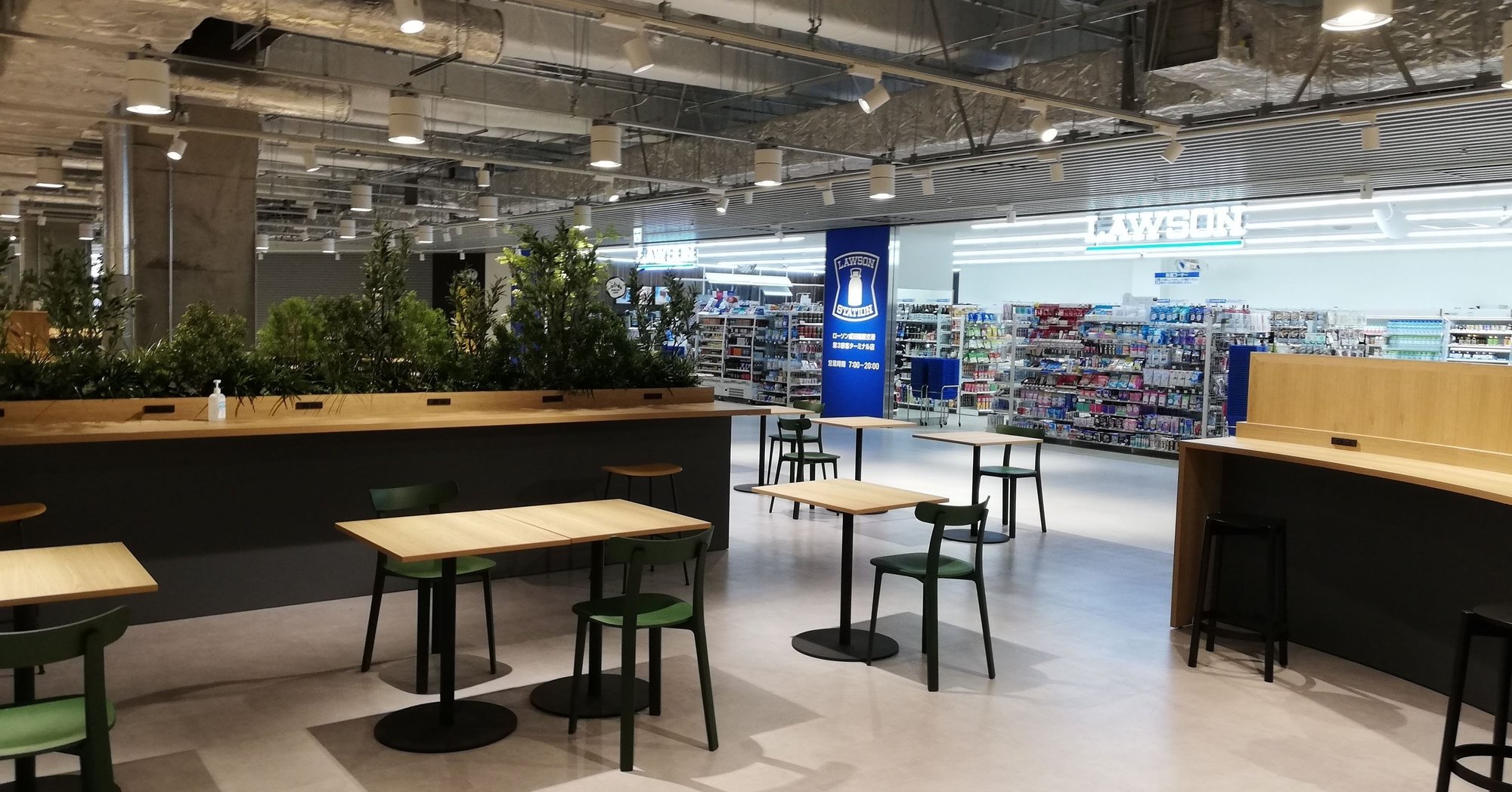 いつの間にか成田空港第3ターミナルに大量の電源コンセントがあった Railfanguide Note いつの間にか成田空港第3ターミナルに大量の電源コンセントがあった Railfanguide Note