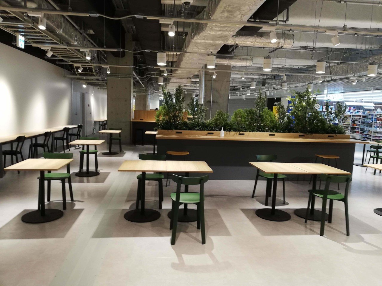 いつの間にか成田空港第3ターミナルに大量の電源コンセントがあった Railfanguide Note いつの間にか成田空港第3ターミナルに大量の電源コンセントがあった Railfanguide Note