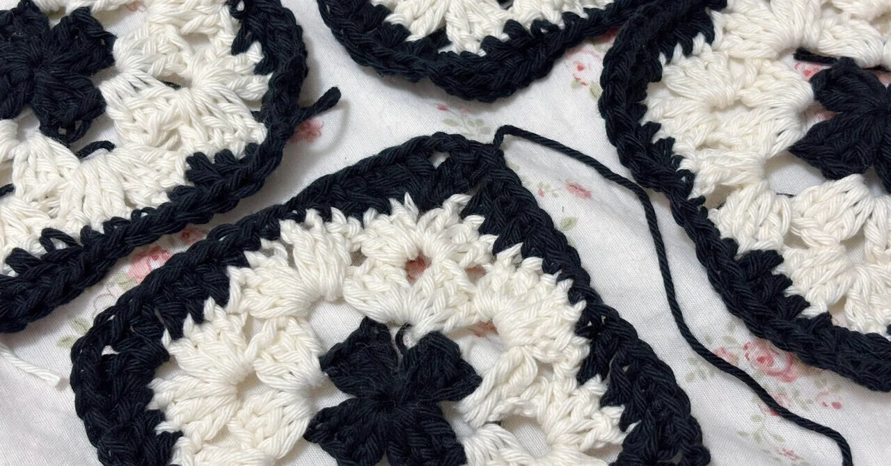 かぎ針編み〗MNM'S KNIT STUDIOさんのモノトーングラニービスチェに