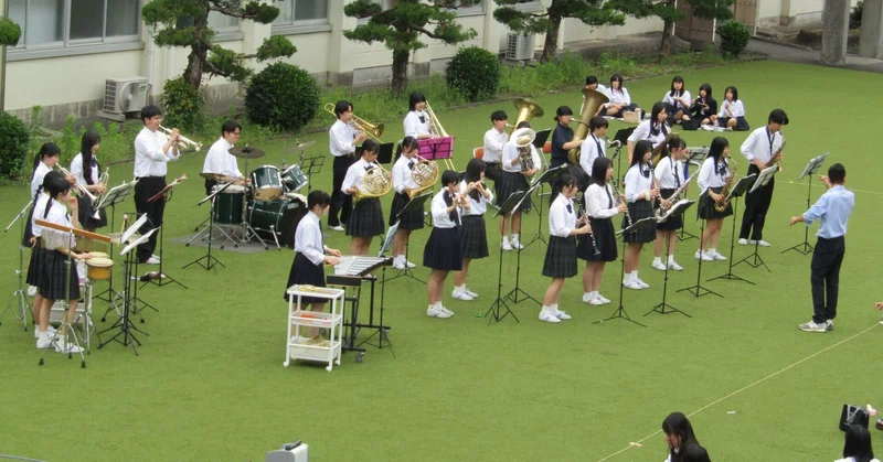 【新宮高校】吹奏楽部がランチタイムコンサートを行いました。