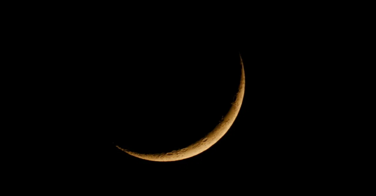 暗闇を引き裂くような三日月｜mai