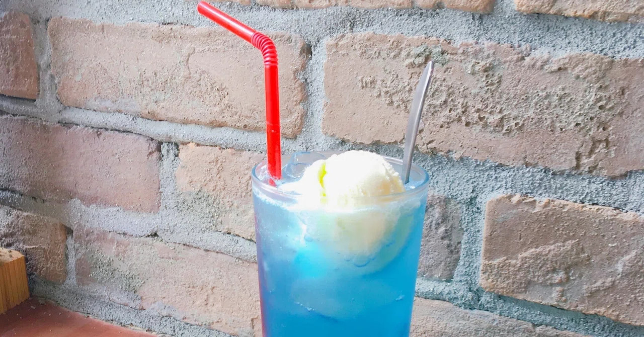 当カフェのクリームソーダはメロンとブルーの2種類です。2026年6月19日