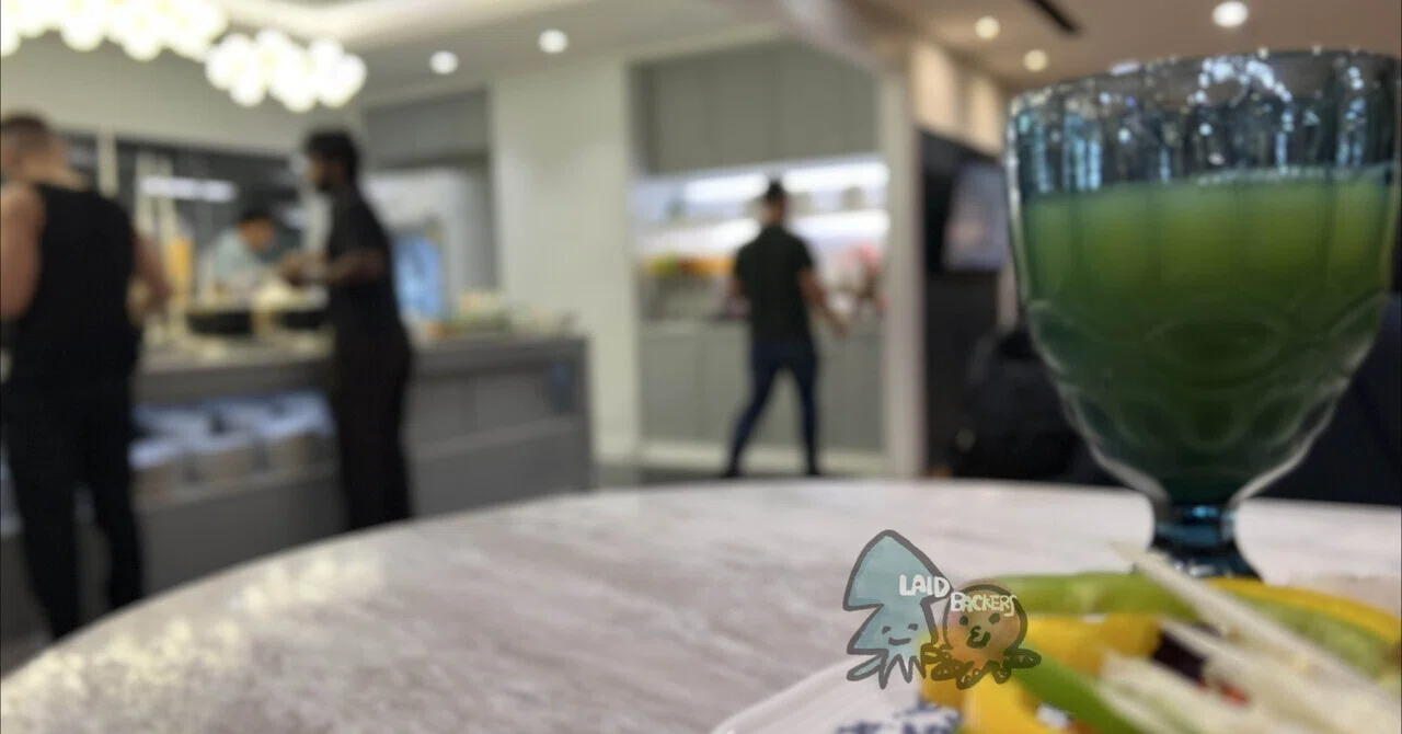 お野菜・おかず豊富＆カクテルを搭乗前にクイッ「コーラルラウンジ