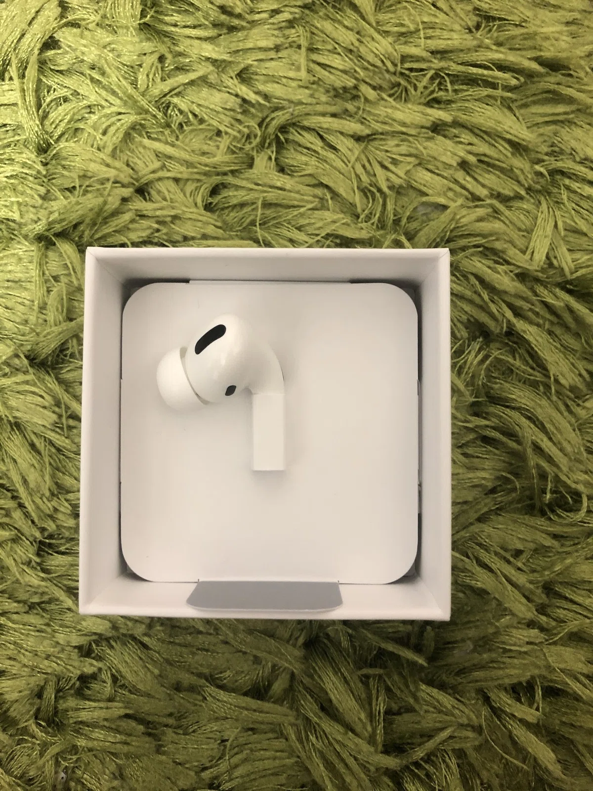片耳になったAirPods Pro -AirPods Proの片耳を失くした時の対処法 