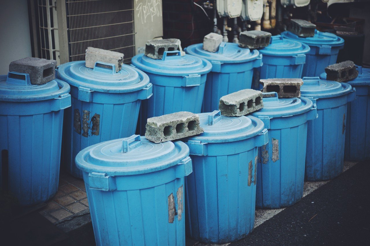 ゴミ箱の上にコンクリートブロックの重し 51 稲垣純也 Note ゴミ箱の上にコンクリートブロックの重し 51 稲垣純也 Note