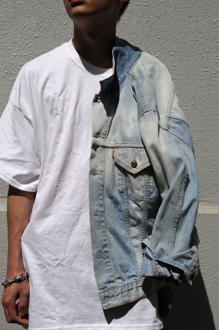 【VINTAGE LEVI'S DENIM TRUCKER JACKET / 70500】おおよそ90's前後に生産され，その頃から既にアメリカでは環境を汚染すると合成インディゴによる生産が禁止されたLEVI'S USAではなく，まだ認可されていたヨーロッパで生産されたLevi's EUROPEの希少なアイテム。らしい。調べると何事にも歴史がありますねw　謎にウエストポケットが無いのがちょっと不満ですが，この感じの色のデニムに最近すごく惹かれます。古着屋さんで２千円くらいでした☺︎笑