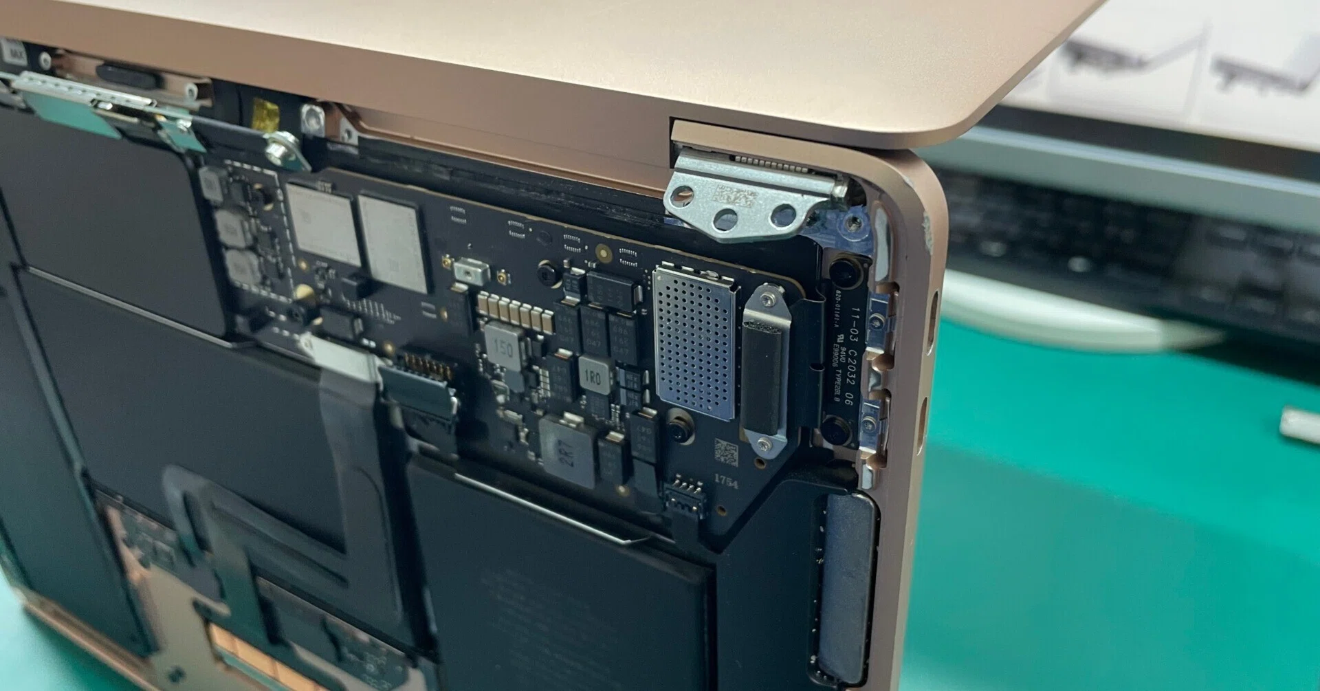 MacBook Air M1】画面が映らない…液晶交換修理の手順を大公開！DIYは