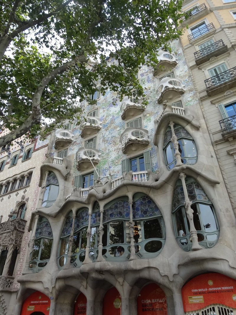 バルセロナ紀行21 グエル邸 カサ バトリョ カサ ミラなど 門田和雄 Note