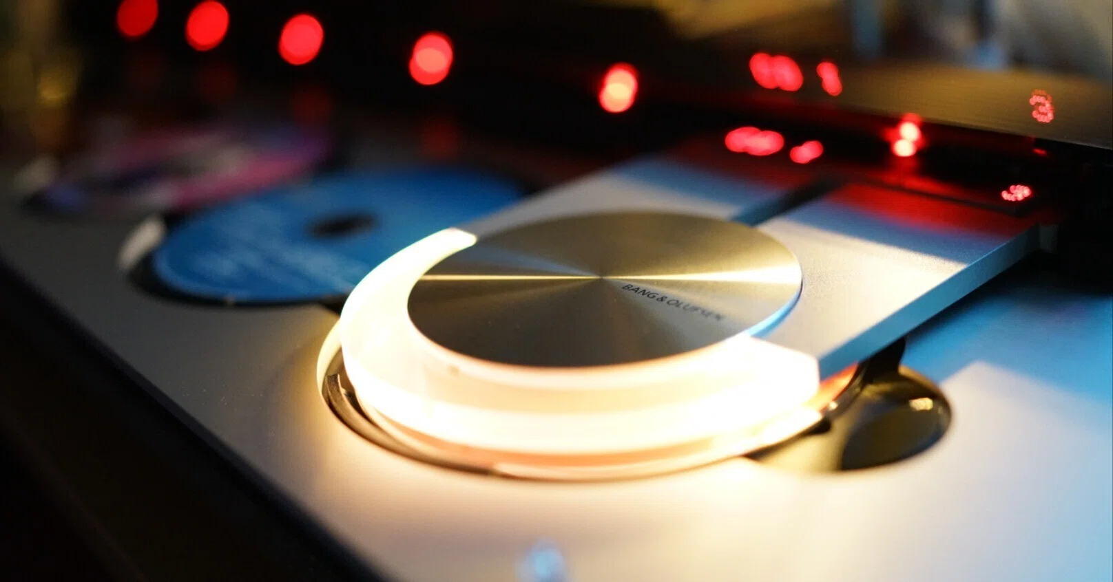 狂気のCDプレーヤーBeosound9000に想うBang & Olufsenのデザイン｜ON+