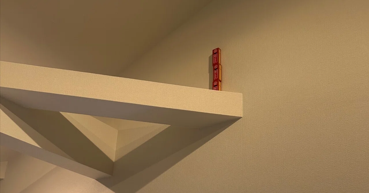 Three-layered pickled kelp placed on a beam: A child's heartwarming and ...