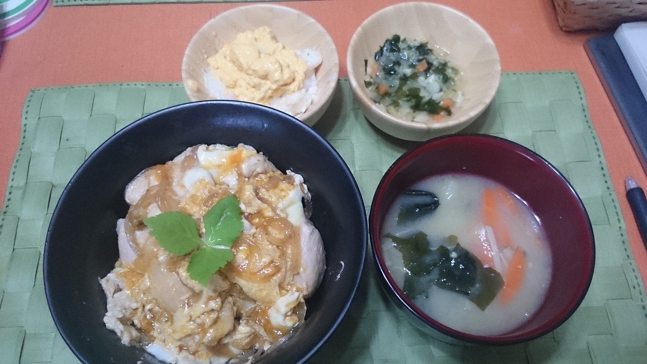 親子で親子丼 離乳食の方は 取り分けた玉子に 鶏肉 冷凍してた分 と出汁と醤油とメープルシロップ 砂糖 味醂の代用 を入れて加熱したのを お粥にのせたもの 味噌汁は味噌いれる前の煮込んだ野菜をみじん モモ猫 Note 親子で親子丼 離乳食の方は 取り分けた玉子に 鶏肉 冷凍してた分 と出汁と醤油とメープルシロップ 砂糖 味醂の代用 を入れて加熱したのを お粥にのせたもの 味噌汁は味噌いれる前の煮込んだ野菜をみじん モモ猫 Note