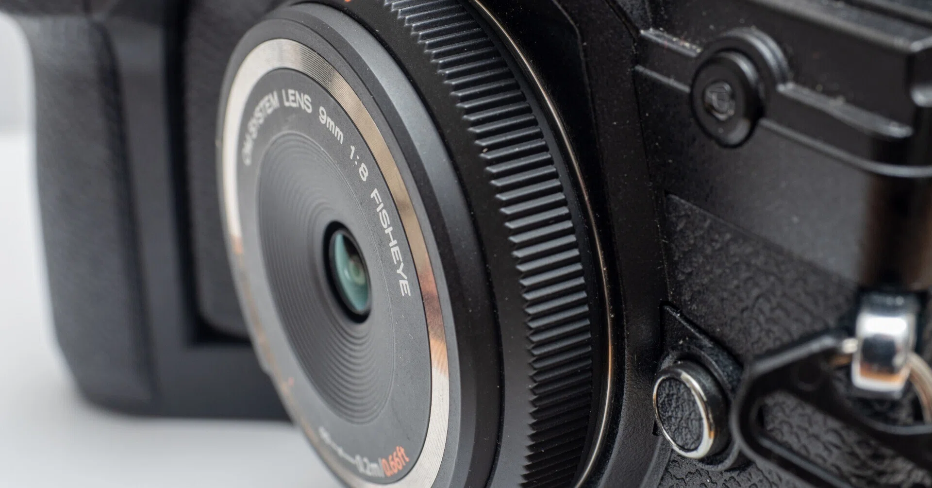ボディーキャップか、レンズか。OM SYSTEM 9mm F8.0 FISHEYE で歩く
