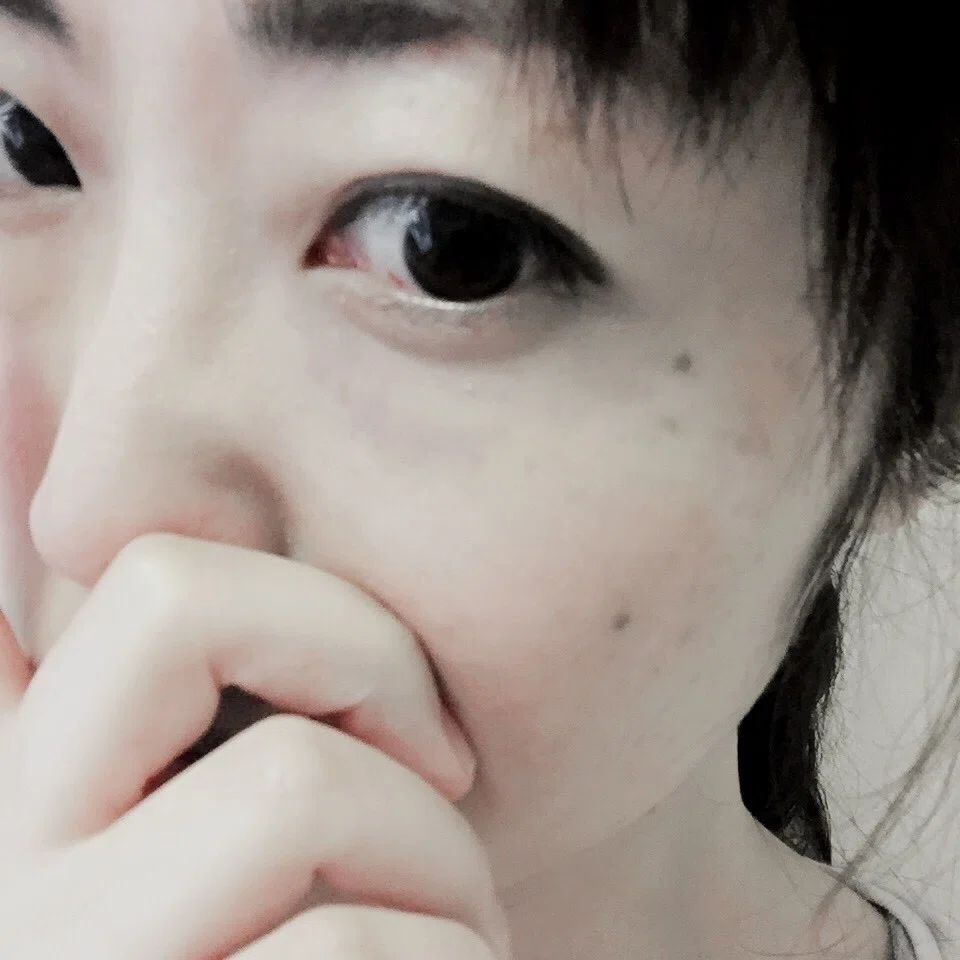 呪怨のとしおくんに見えるフィルター いや 白目から出血して っていうのがわかりやすいかと思って たのに としおくんになった あなたのデスクの足元に 今夜うかがいます 体育座りしてます なんか Yuukee Note