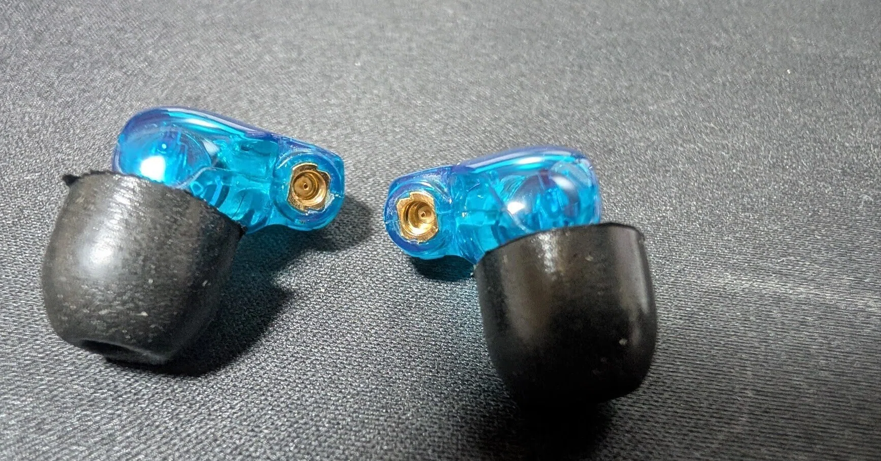 Shure SE215が接触不良を起こしてるので100円のブラシで清掃してみた