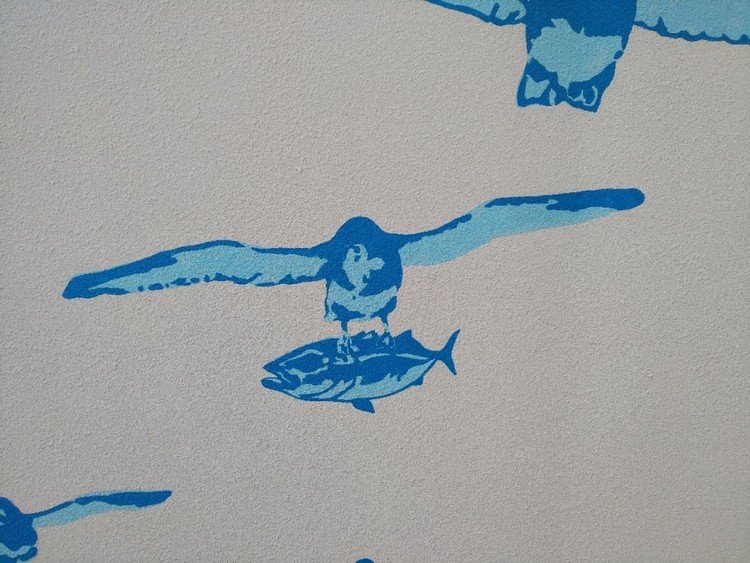 飛ぶカツオ。

鳥と魚の謎の壁画。