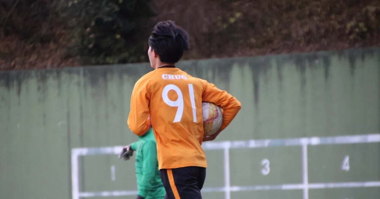 中央大学　サッカー部　(学友会)　Lサイズ　グレー 憤り」 2年 盛合世生｜中央大学学友会サッカー部[公式]