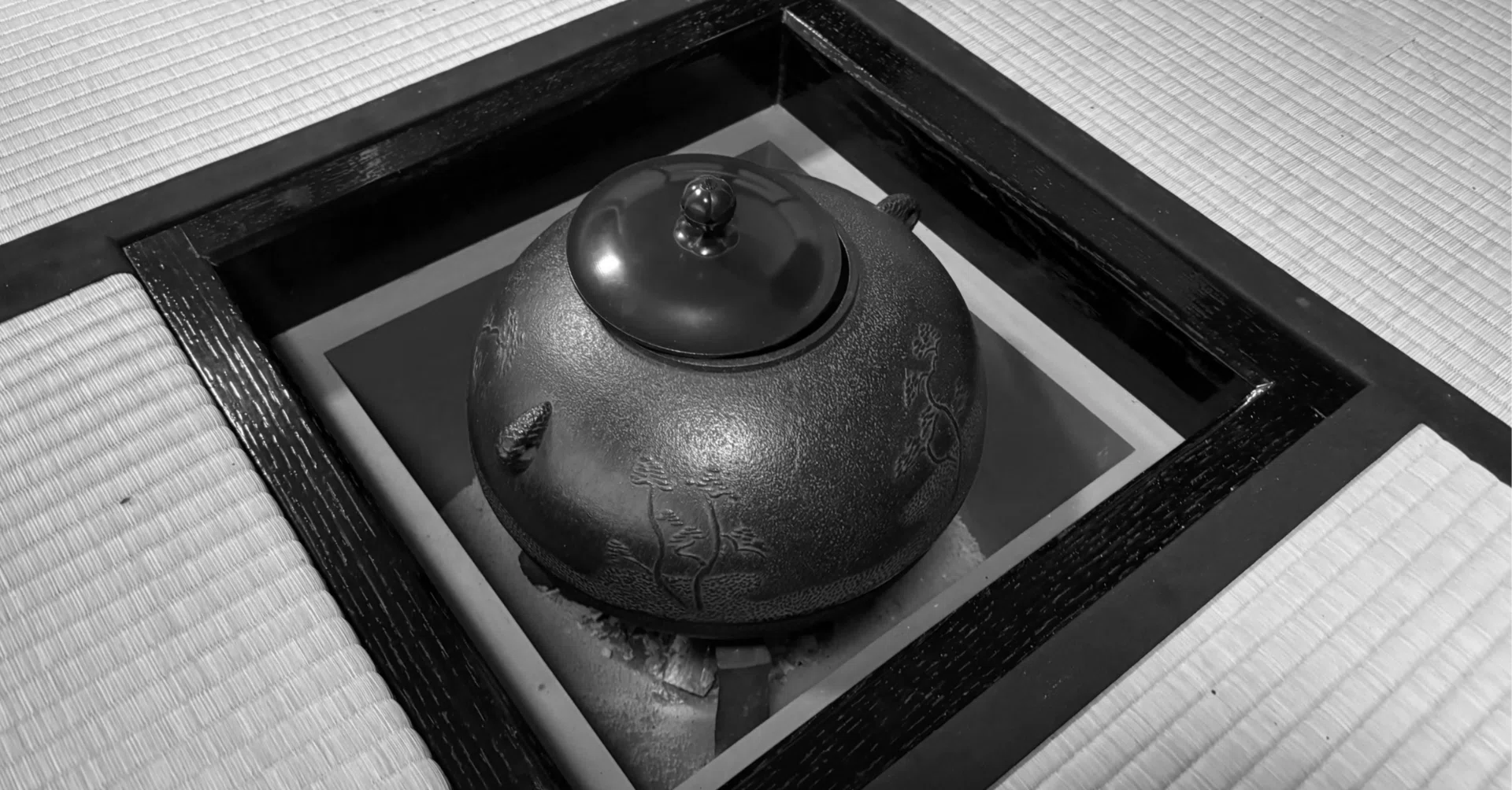 客になり底取るならばいつにても 囲炉裏の角を崩し尽すな｜カワカミ ユキヲ