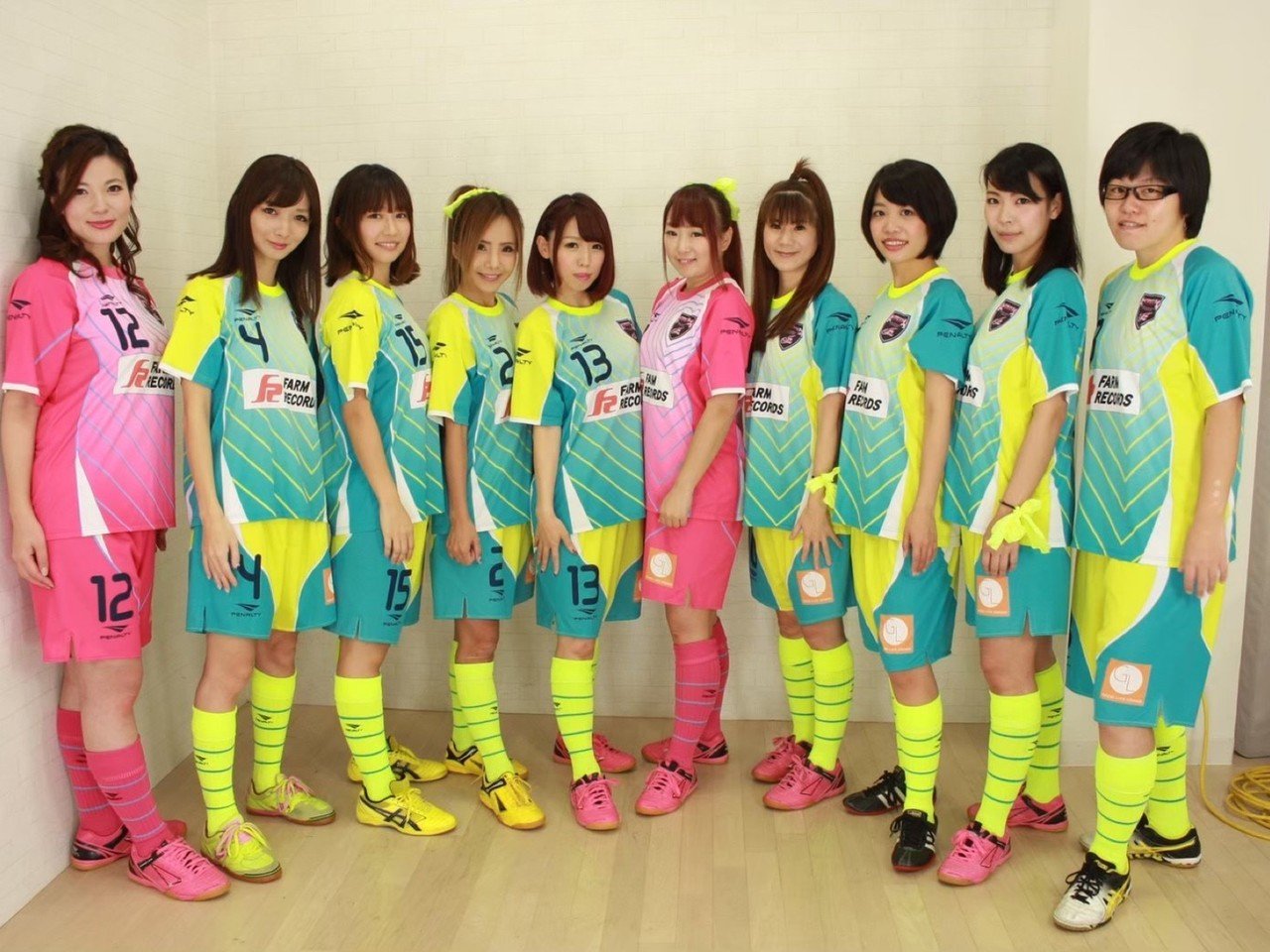 OMIASHI』メンバーに訊く！芸能人女子フットサルのいま｜フットサル