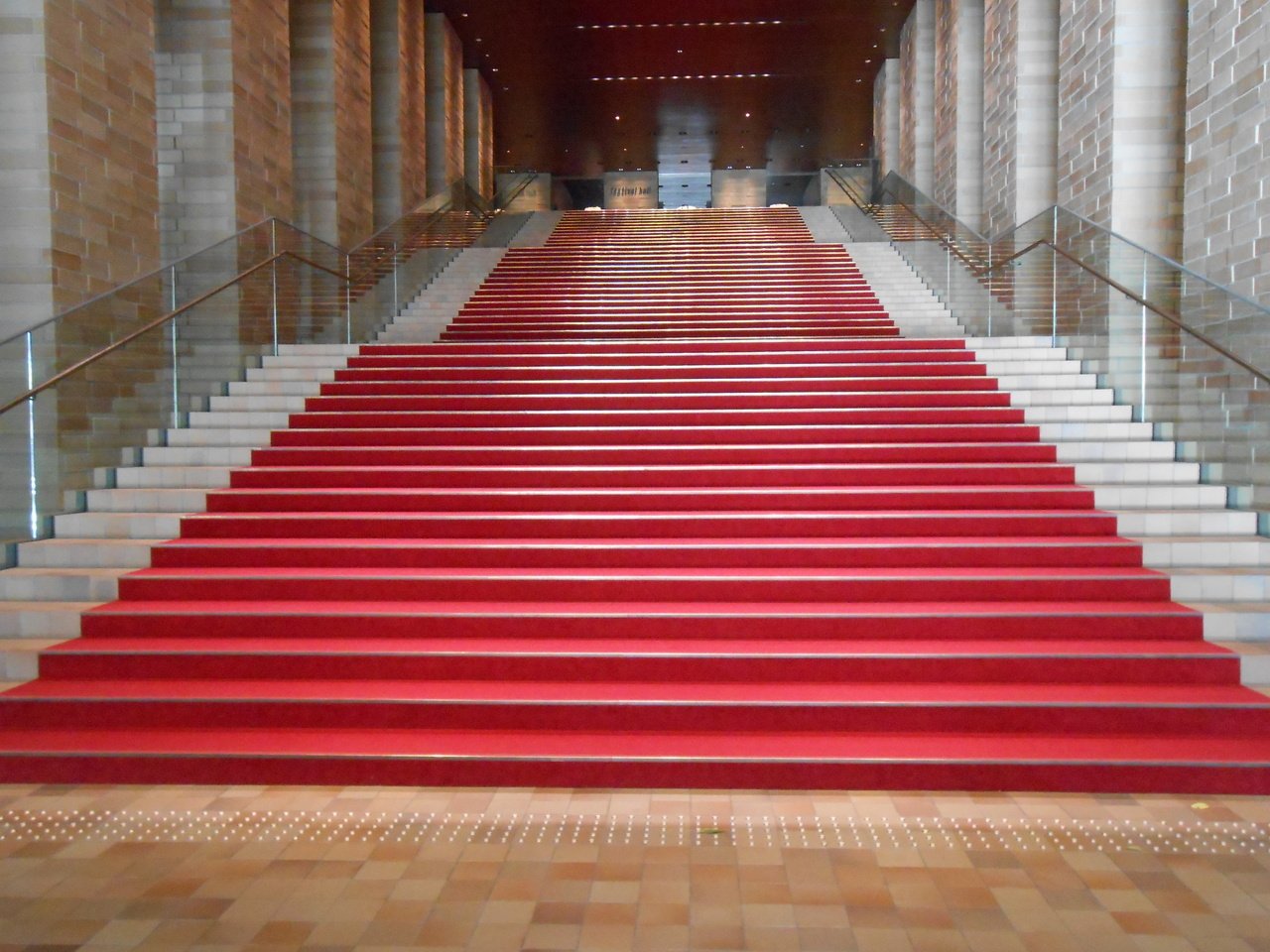 昇りますか 降りますか フェスティバルホール大階段 正面の真紅の大階段 ３層分の高さです エレベータもエスカレータもありますが 記念に階段 をご利用ください 大階段は旧フェスティバルホールとほぼ同 Ryohei Tanaka Note