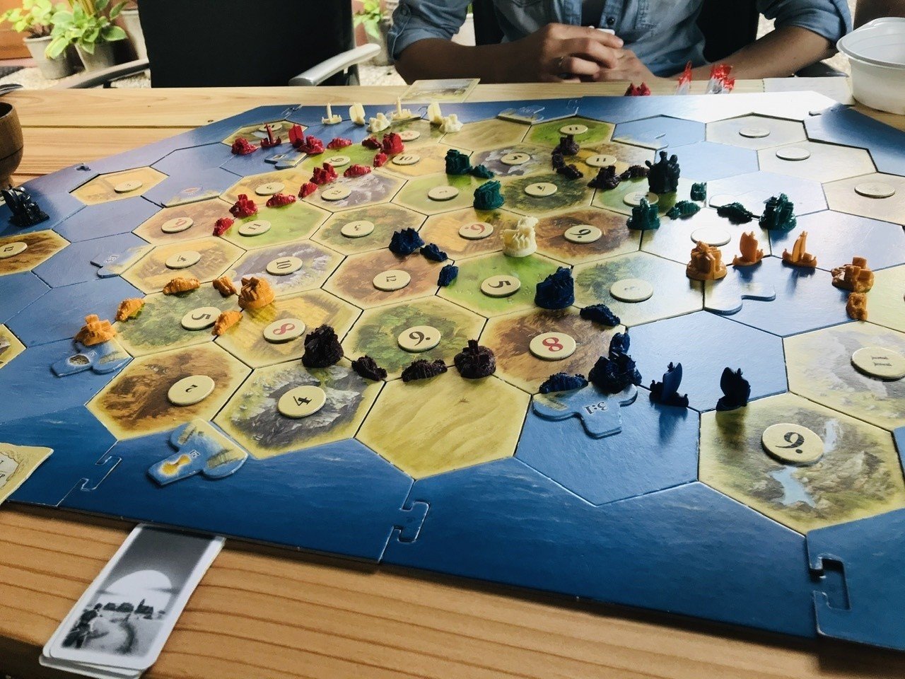 晴れた日には 外が気持ちの良い季節 友人達を訪ね 日陰のテラスで一緒にボードゲーム Catan カタン Kosmos コスモス社 資源カードを集め村や町を開拓するゲーム 開拓に成功し 多くのポイ 北川 萌子 Note 晴れた日には 外が気持ちの良い季節 友人達を訪ね 日陰のテラスで一緒にボードゲーム Catan カタン Kosmos コスモス社 資源カードを集め村や町を開拓するゲーム 開拓に成功し 多くのポイ 北川 萌子 Note