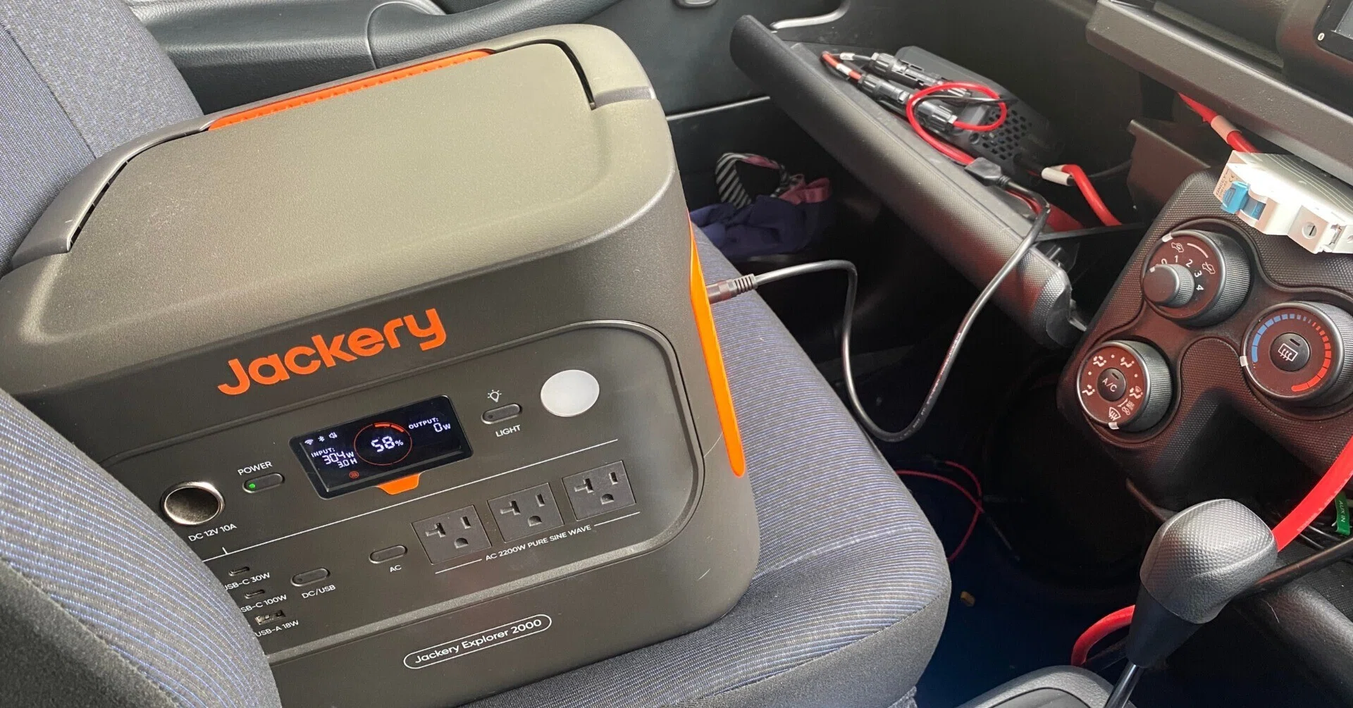 シガーソケット充電 vs 走行充電器|Jackery 2000 Newを本気で充電 シガーソケット充電 vs 走行充電器|Jackery 2000 Newを本気で充電